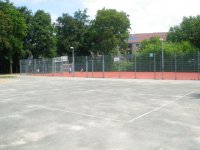 Schulhof und Fußballplatz
